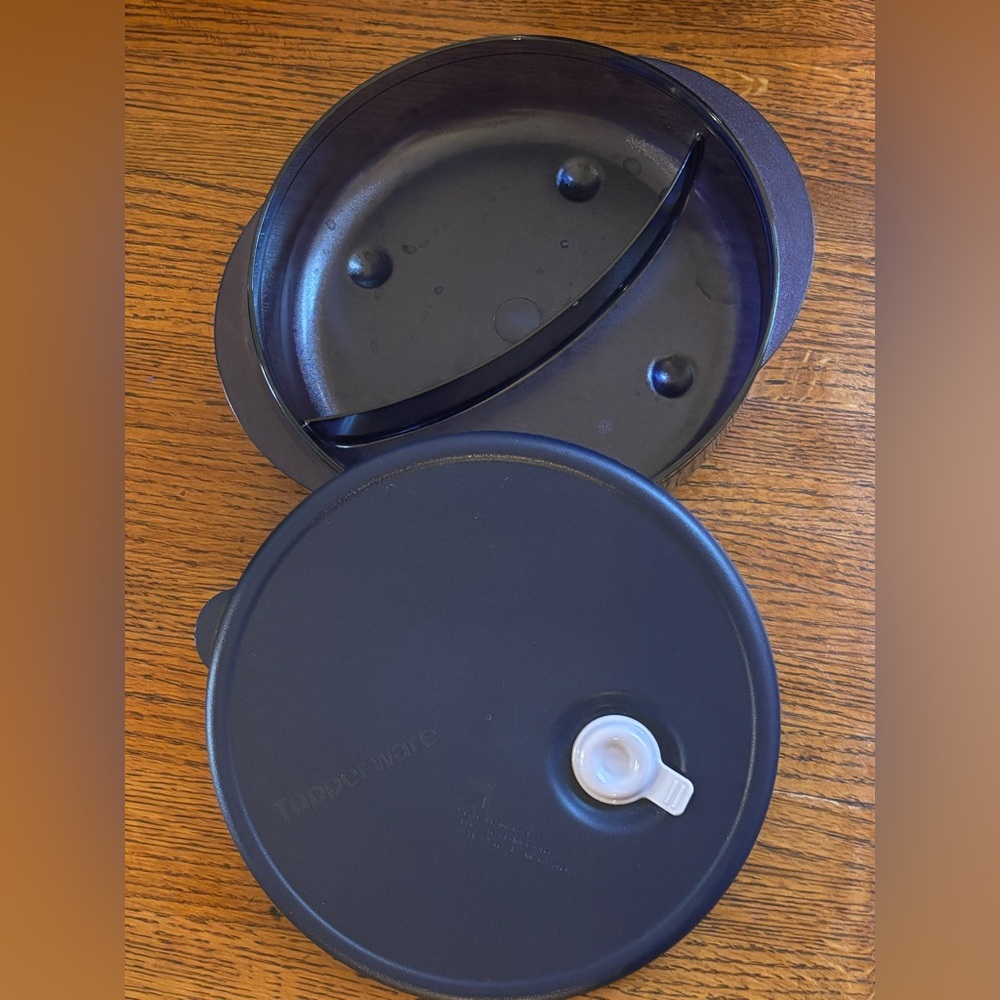 Tupperware Vent ‘N Serve®️ New without tags.